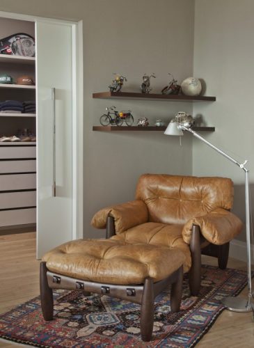 seleção de 10 cadeiras icônicas do design, Poltrona Mole em um cantinho de leitura. 