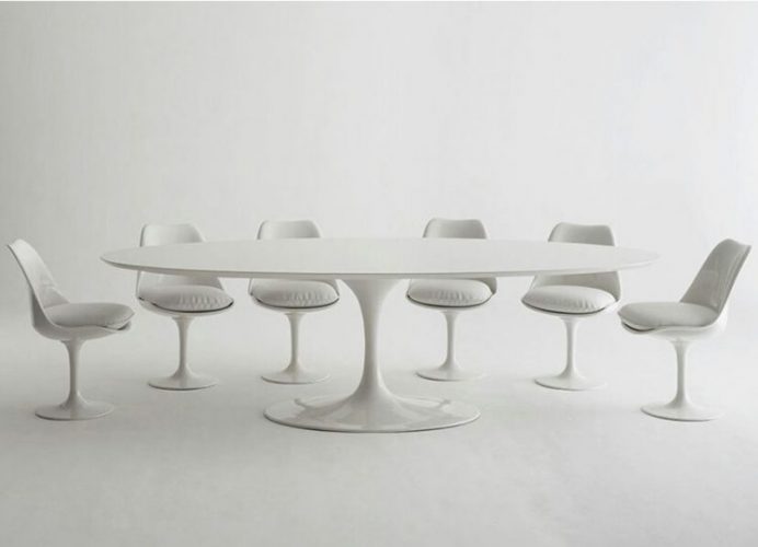 mesa oval em marmore e cadeiras brancas