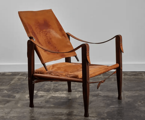 cadeira em madeira com assento e encosto em couro