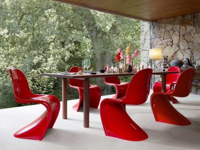 mesa em uma casa de campo com cadeiras vermelhas