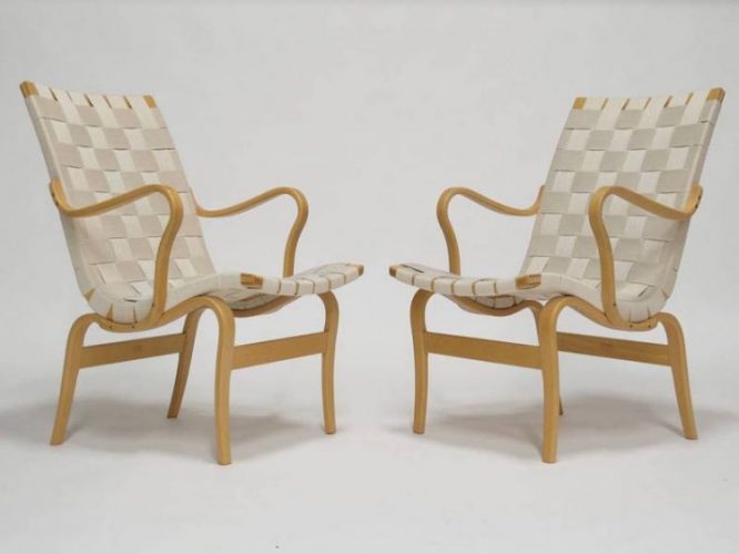 cadeiras em madeira e tramas de couro