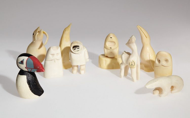 bonecos de urso polar, esuimo e foca feitos de osso