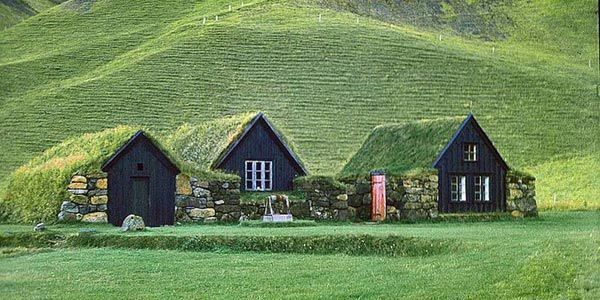 As casas cobertas com turfa estão presentes na paisagem da Islândia