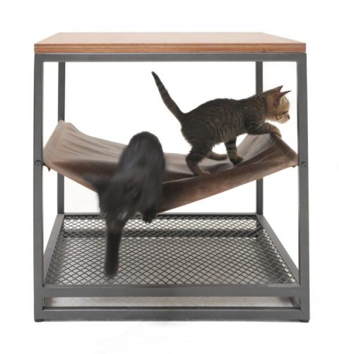 Linha de móveis em estilo industrial pensada para pets, mesinha lateral quadrada e no meio, na parte de baixo um mini rede para gatos