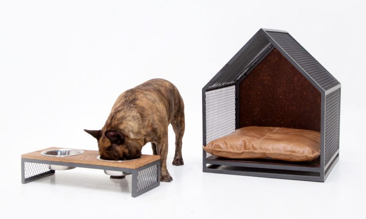 Comedouro e casinha para cachorro em aço e madeira. Um cachorro box comendo box