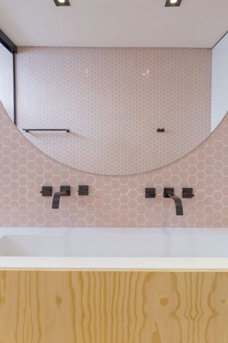 Paredes geométricas, parede da bancada do banheiro revestida com hexágono rosa