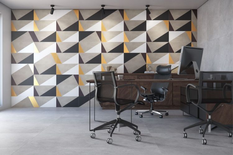 Parede de fundo de um home office revestida com azulejos geometricos em cinza e branco