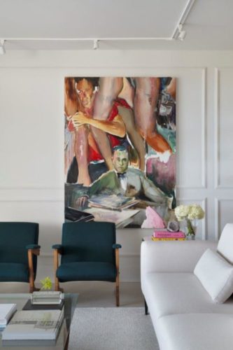 Quadro do artista Daniel Lannes na parede. Um tela colorida com pernas e figuras impressinistas