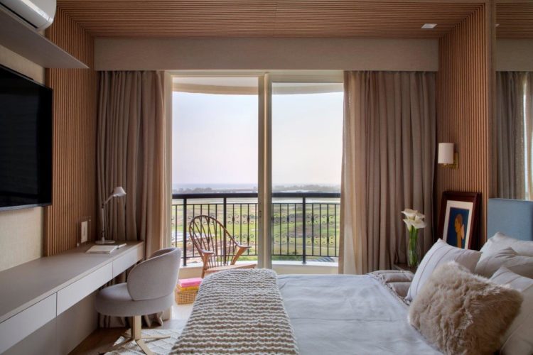 Apartamento de 300 m2 com décor contemporâneo. Quarto de casa com sacada e vista para a Lagoas de Marapendi, na Barra da Tijuca