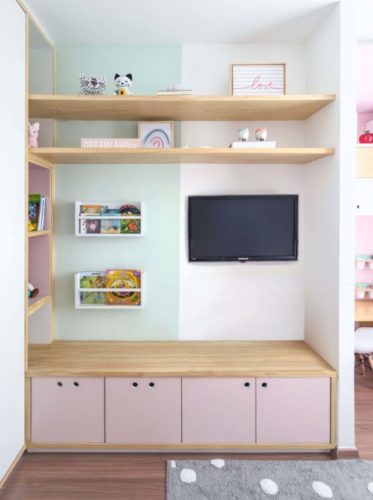 Quarto de menina decorado, tv na parede com armario embaico com portas rosa