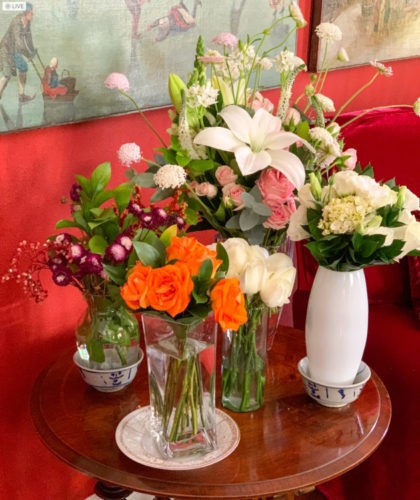 Arranjo de flores em vasos variados