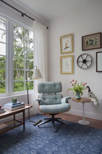 Cadeira Charles Eames revestida ocm tecido xadrez azul