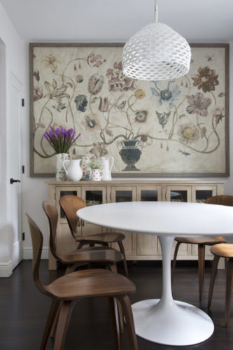 Casa aconchegante de 300 m² em Venetian Islands - Miami. Sala de jantar com mesa oval branca em marmore e cadeiras em madeira