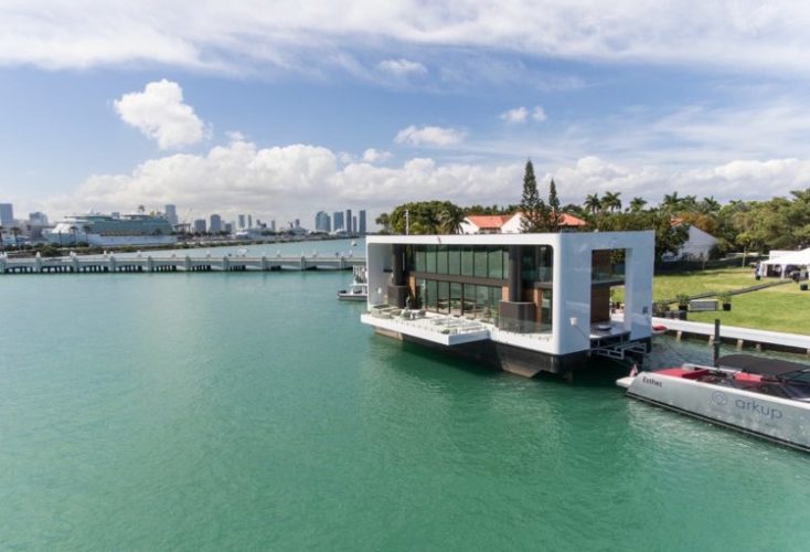 Casa iate flutante em Miami em uma marina