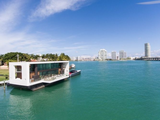 Esqueça a casa de praia: pense em uma casa (literalmente) sobre o mar. Casa flutuante me Miami