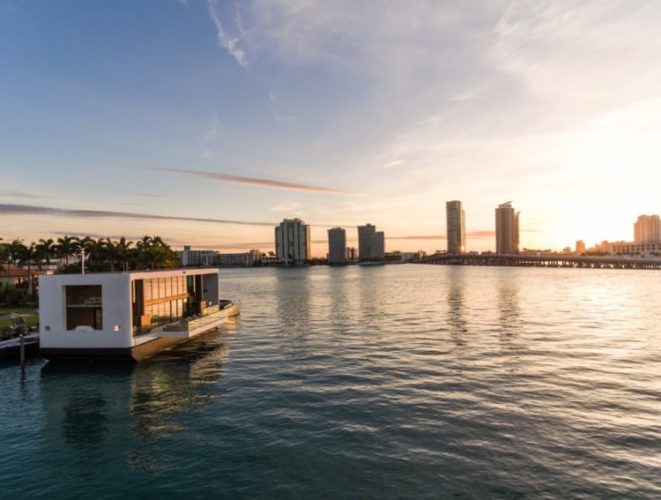 Por do sol na cidade de Miami, o Skyline visto do mar e uma casa flutuante ancorada