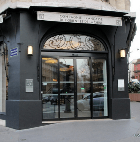 Entrada da loja Loja da Compagnie Française de l"Orient e de la Chine no Boulevard Haussmann - Paris. Fachada na cor preta 
