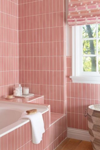 banheiro com revestimento retangular na cor rosa aplicado na vertical. 