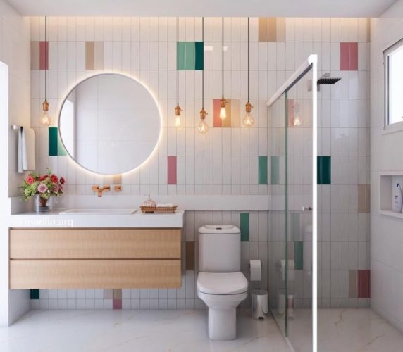 parede de fundo em um banheiro com revestimento retangular na cores branco, e salpicado de verde e vermelho , aplicado na vertical