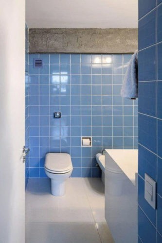 Banheiro cm azulejo azul formando uma paginação alinhada