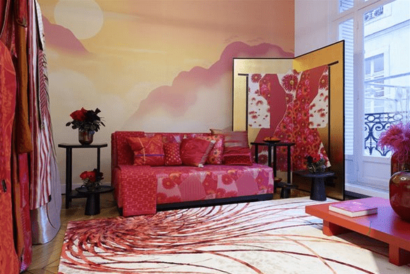 Kenzo Takada lançao sua linha casa, K 三 - Tempo da Delicadeza, apresentada na Paris Deco Home e Maison & Objet esse ano de 2020. Sofá rosa estampado forido