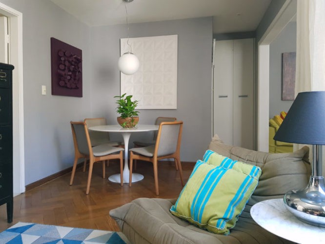 O assessor de imprensa carioca Marcelo Guidine abre seu apartamento com exclusividade para a Conexão Décor. Sala com piso em madeira, mesa saarinem redonda em marmore