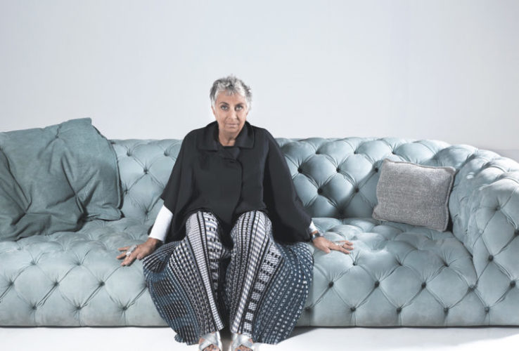 Mostra Unlimetd Portobello e a arquiteta e designer italiana, Paola Navone,sentada em um sofá azul