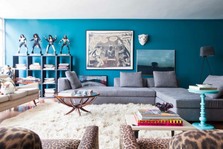5 cores tendência de 2021, sala pintada com a cor azul agua e um sofá cinza