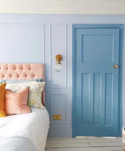 Boiserie: 5 dicas de arquitetos para usar esse elemento no décor. Quarto be colorido. Atras da cabeceira rosa da cama, parede pintada de azul bem clarinho e boiserie aplicadas na mesma cor.