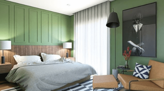 Quarto de casal com as paredes na cor verde, cabeceira em madeira em cima boiserie aplicada na parede na mesam cor verde,