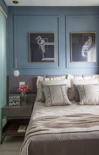 Boiserie: 5 dicas de arquitetos para usar esse elemento no décor. Quarto de casal com a parede azul atras da cama e boiserie na mesma cor 
