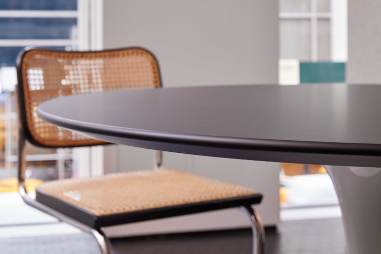Borda da mesa Saarinen em madeira preta