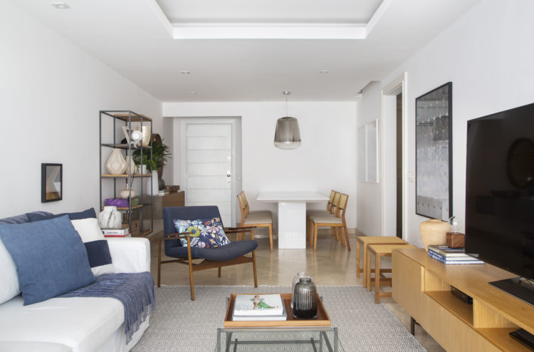 Décor sob medida para apartamento recém-alugado, móveis soltos como o rack em madeira para a tv. Capa branca para o sofá