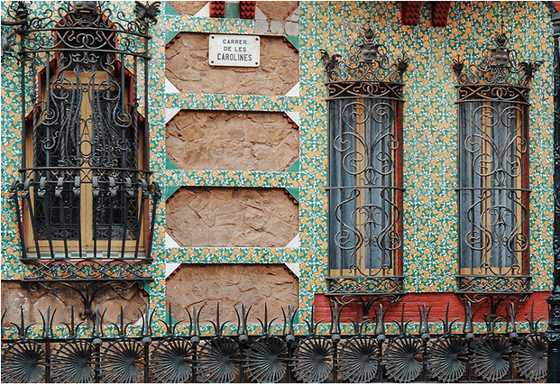 Casa Vicens, obra de Antonio Gaudi. Fachada da casa revestida de azulejos coloridos, e as janelas com ferros desenhados