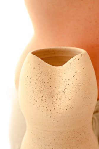 Ceramicas moldadas em um corpo feminino, lembrando as curvas