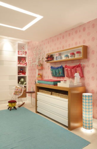 6 dicas que você precisa levar em conta na hora de montar o quarto do bebê. Móvel multifuncional, trocador e comoda junto. Papel de parede rosa
