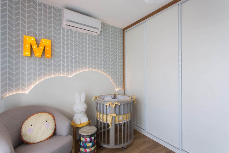 6 dicas que você precisa levar em conta na hora de montar o quarto do bebê. Painel em forma de nuvem ocupa meia parede e tem uma iluminação em fita de led. 