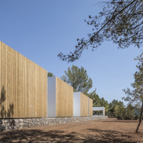 Solução em madeira natural para áreas externas sem aditivos reveste a fachada da casa de campo com arquitetura em blocos