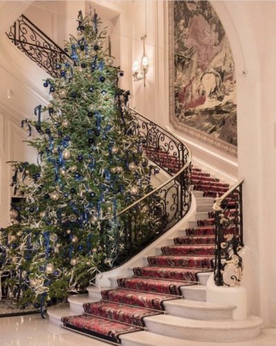 Árvore de Natal do Hotel Ritz em Paris. Hotel clássico e chic, escadaria com tapete e ao lado uma grande árvore de Natal