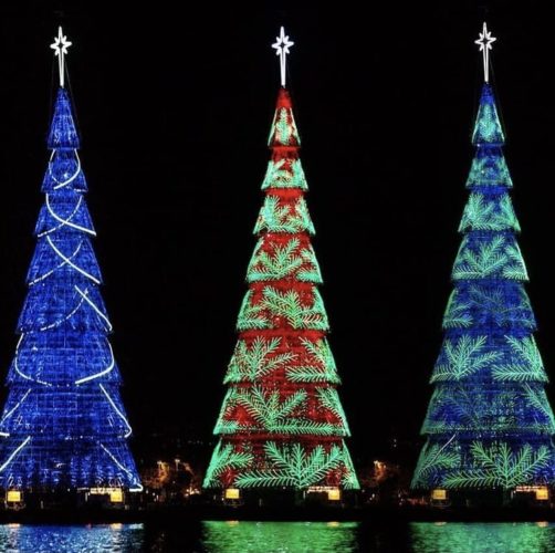 Árvore de Natal na Lagoa, no Rio de Janeiro. No meio da Lagoa Rodrigo de freitas, com desenhos de luz