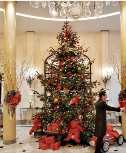 Árvore na Natal do Rockefeller Center, em Nova York. No meio do Hall do hotel enfeitada com ursos vermelhos e luzes