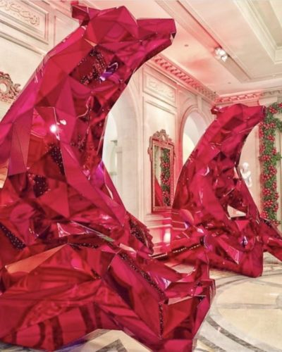 Decoração de Natal no Four Seasons Hotel George V Paris, assinada pelo decorador americano Jeff Leatham. Dois Ursos em fibra de vidro na cor vermelha decoram o hall do hotel