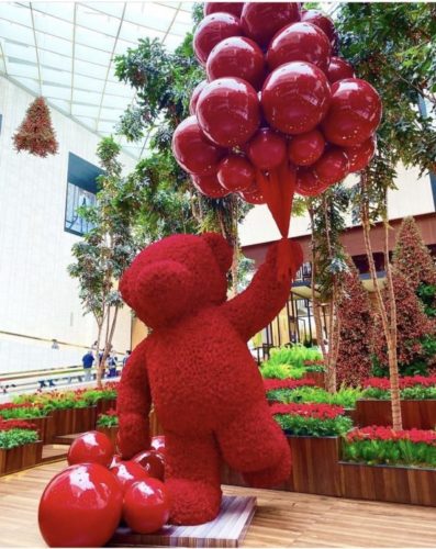 Decoração de Natal no Shopping Iguatemi em São Paulo, assinada pelo decorador americano Jeff Leatham. No meio do shopping um urso feito de rosas vermelhos segurando balões vermelhos