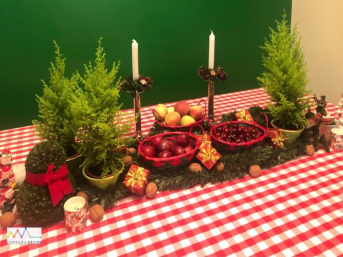 Mesa de Natal, toalha xadrex de branco e vermelho, decorada com cestos e frutas