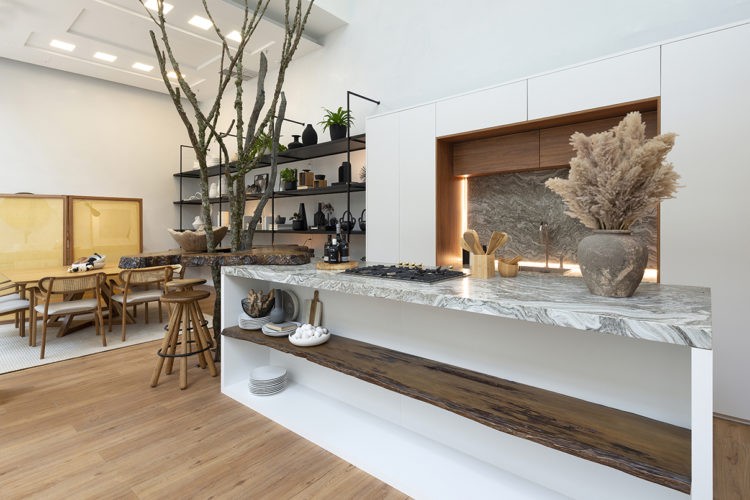 Ambientes abordam o novo morar no Janelas CASACOR /SC. Cozinha chic e moderna de mostra