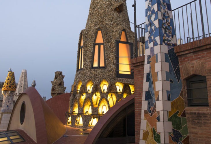 Palácio Güell, projeto de Antonio Gaudi, torres revestidas com azulejos