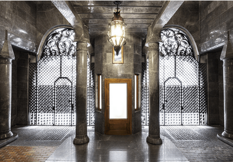 Palácio Güell, visto de dentro com os portões em ferro desenhado