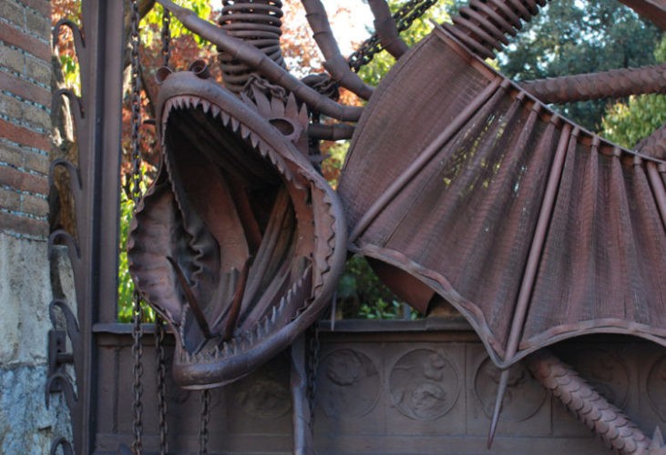 Pavilhões Güell, portão em ferro com um dragão esculpido tb em ferro