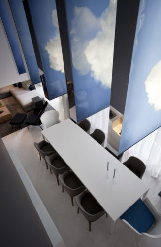 4 Lofts se transformam em 1 com pé direito duplo. Na parte da sala de jantar tem altura de 4,98 metros e a obra de arte Nuvem instalada em cima. Painies iluminados com foto de nuvem.