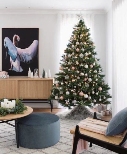 Prontos para decorar casa para o Natal? Arvore de Natl grande, no canta da sala, decorada com bolas brancas.